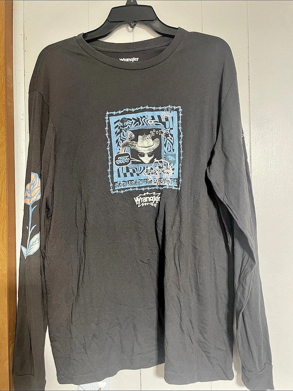 Wrangler Graphic Long Sleeve Tee in Black & Blue Medium
